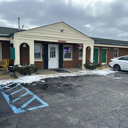 Hillcrest Motel By Oyo Aurora Near Lawrenceburg Extérieur photo