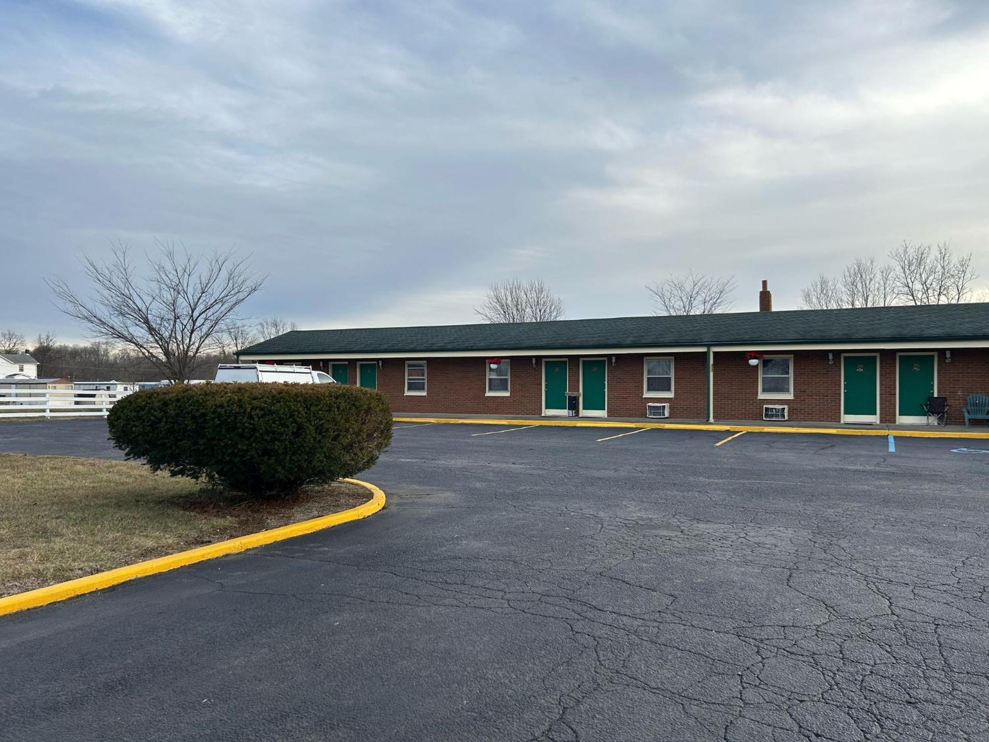 Hillcrest Motel By Oyo Aurora Near Lawrenceburg Extérieur photo