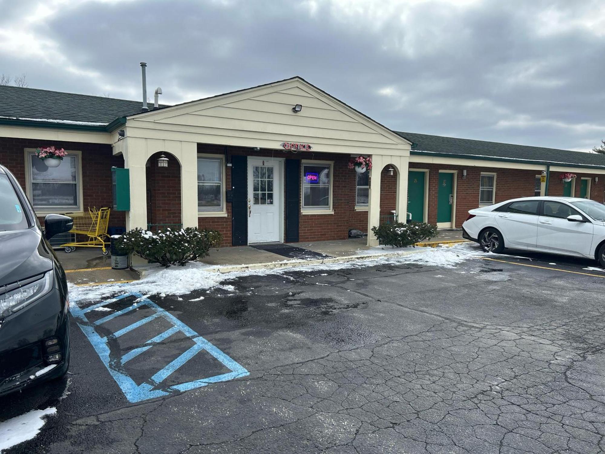 Hillcrest Motel By Oyo Aurora Near Lawrenceburg Extérieur photo