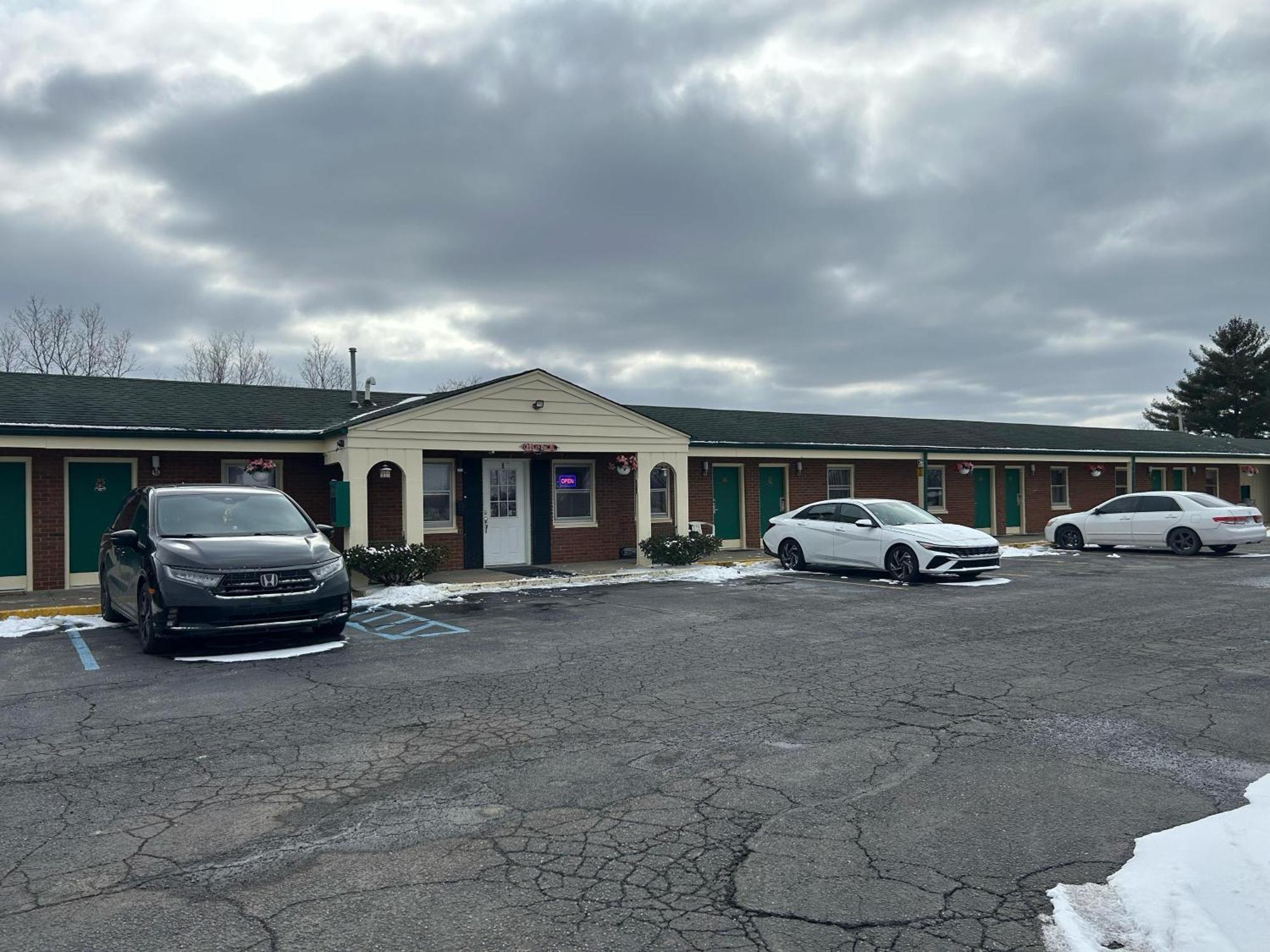 Hillcrest Motel By Oyo Aurora Near Lawrenceburg Extérieur photo